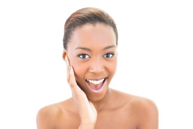 Yanağı dokunmadan gülümseyen güzel model