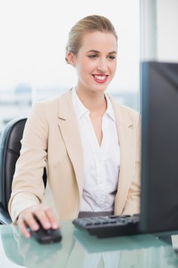 neşeli çekici işkadını bilgisayarında çalışan