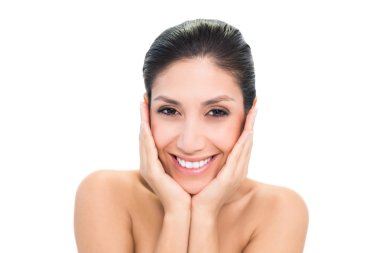 mutlu esmer iki eliyle yüzünü dokunaklı