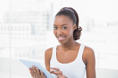 tablet pc holding neşeli sportif modeli