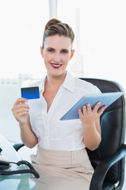 gülümseyen iş kadını onun tablet ile online alışveriş