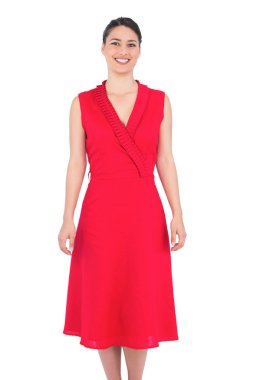 Kırmızı elbise poz içinde neşeli zarif esmer