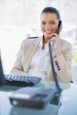 telefonlara neşeli güzel iş kadını