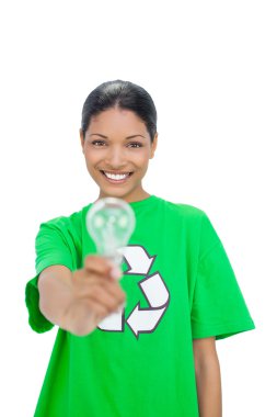 ampul holding model giyen geri dönüşüm tshirt gülümseyen