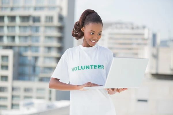 Voluntário feliz usando laptop — Fotografia de Stock