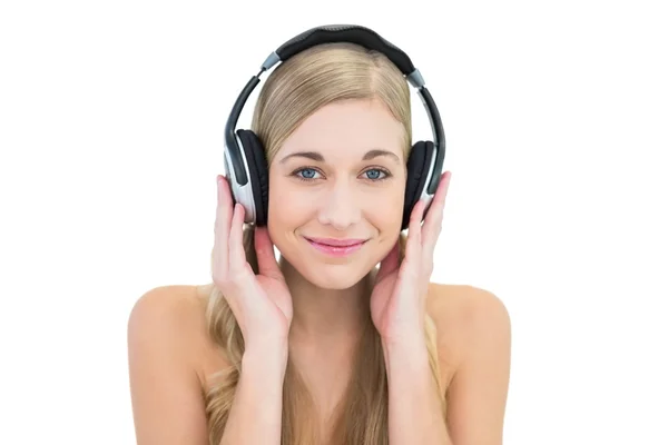 Blij jonge blonde vrouw luisteren naar muziek — Stockfoto