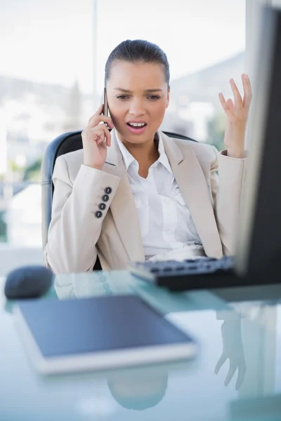 Furieux sophistiqué femme d'affaires au téléphone — Photo