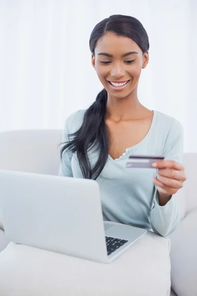 Cheerful attractive woman using her laptop to buy online — Stock Photo, Image