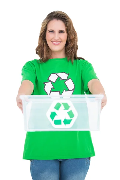 Attivista sorridente che tiene la scatola di riciclaggio — Foto Stock