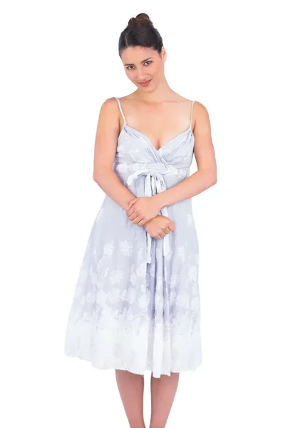 Jovem modelo sedutor pacífica no vestido de verão posando — Fotografia de Stock