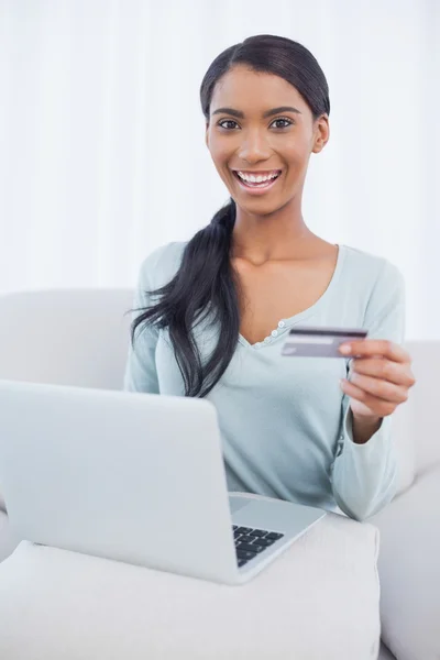 Smiling attractive woman using her laptop to buy online — Stock Photo, Image