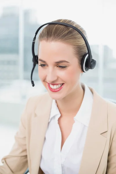 Smiling pretty agent dealing with customer — Stock Photo, Image