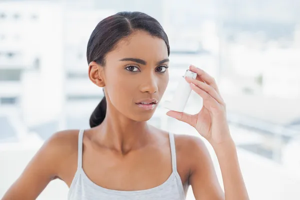 Ernstige model met behulp van haar astma verstuiver — Stockfoto