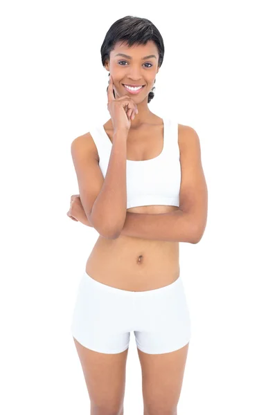 Promyšlené fit žena se usmívá na kameru — Stock fotografie