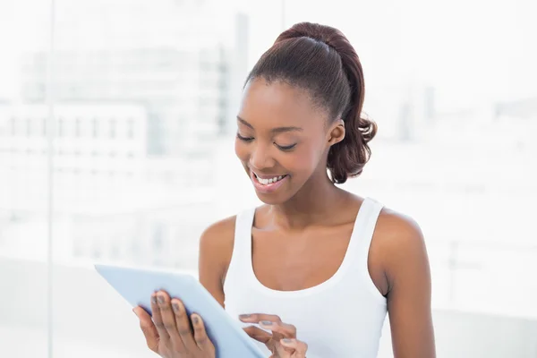 Vrolijke sportieve model met behulp van tablet pc — Stockfoto