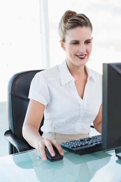 Feliz mujer de negocios mirando la pantalla de su computadora —  Fotos de Stock