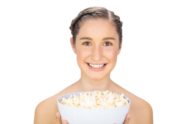 Lachende natuurlijke model houden popcorn — Stockfoto