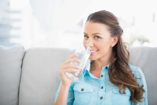 Donna allegra che tiene un bicchiere d'acqua — Foto Stock