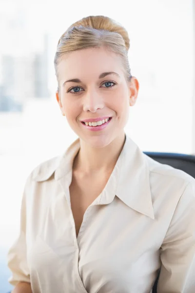 Charmante jonge blonde zakenvrouw glimlachen op camera — Stockfoto