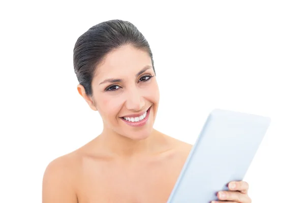 Bruna attraente utilizzando un tablet digitale e sorridendo alla fotocamera — Foto Stock