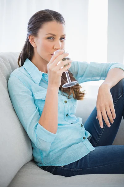 Mujer pacífica bebiendo vino blanco — Foto de Stock