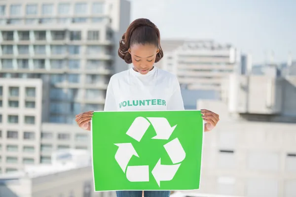 Docela dobrovolně ženy držící recyklační znak — Stock fotografie