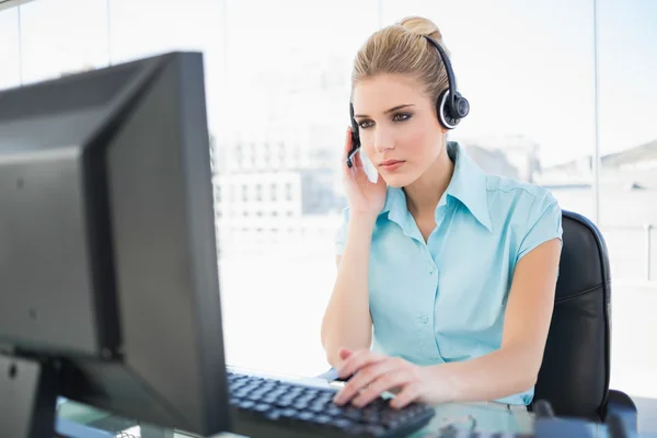 Koncentrerad call center agent som arbetar på datorn — Stockfoto