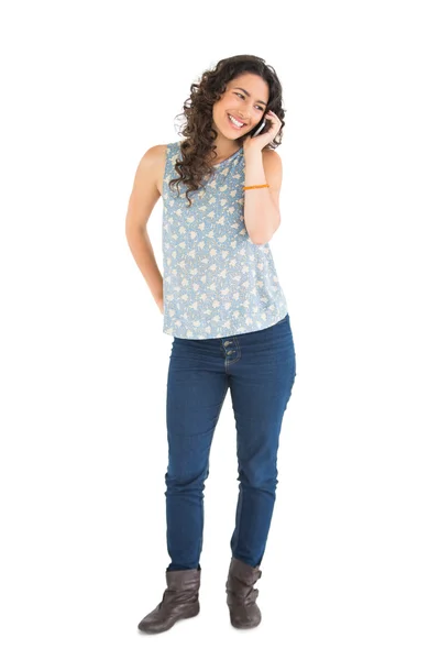Vrolijke aantrekkelijke brunette op de telefoon — Stockfoto