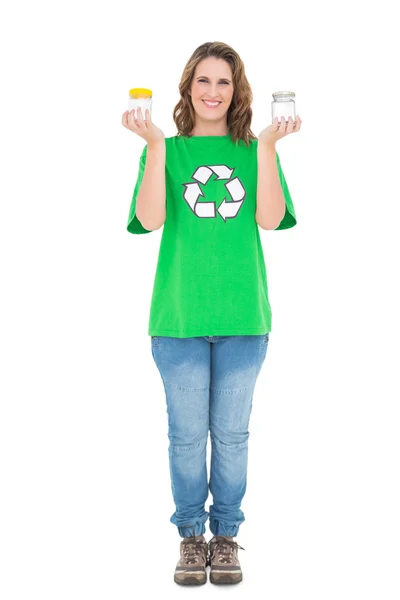 Atractivo activista ambiental sosteniendo ollas — Foto de Stock
