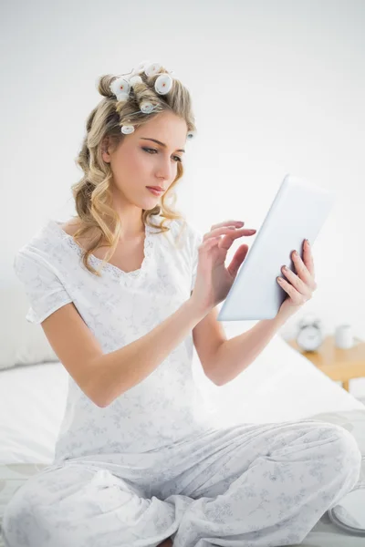 Gerichte blonde dragen haar krulspelden met behulp van Tablet PC — Stockfoto