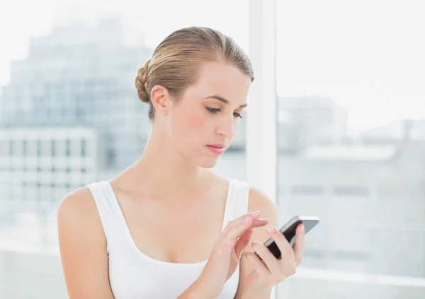 Mulher loira focada mensagens de texto — Fotografia de Stock