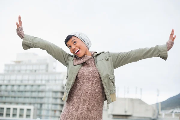 Grappige jonge model in winterkleren poseren — Stockfoto