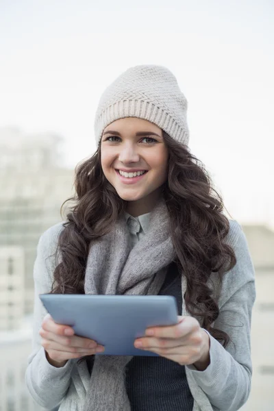 Lächelnd hübsche Brünette hält ihr Tablet — Stockfoto