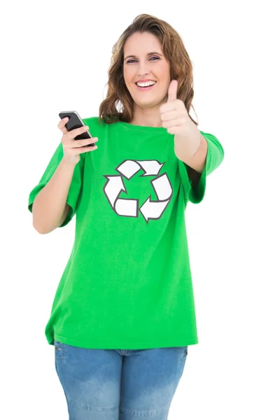 Улыбающийся защитник окружающей среды держит телефон, показывая большие пальцы вверх — стоковое фото