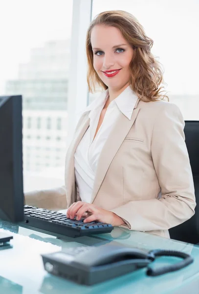 Bilgisayar kullanan mutlu güzel iş kadını — Stok fotoğraf