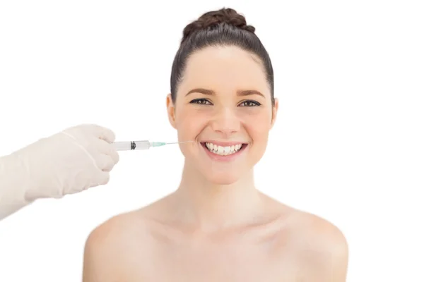 Vrolijke natuurlijke model met injectie rond de mond — Stockfoto