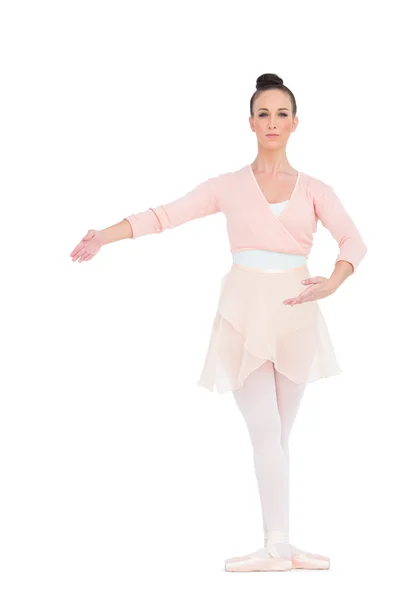 Ernste wunderschöne Ballerina posiert für die Kamera — Stockfoto