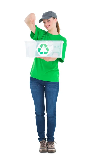 Šťastný docela ekologický aktivista ukazující recyklační box — Stock fotografie