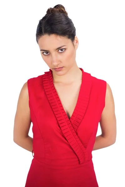 Ernsthafte sexy Brünette in rotem Kleid posiert — Stockfoto