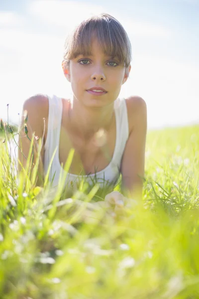 Pretty woman lying on the grass — Stock Photo, Image