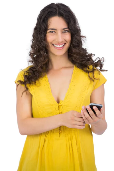 Uśmiechający się dorywczo młoda kobieta wysyłanie wiadomości tekstowych — Zdjęcie stockowe