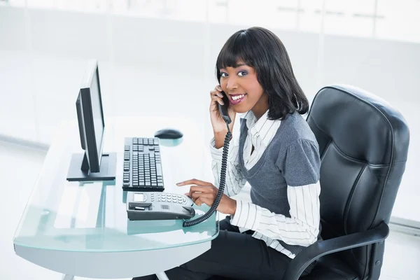 Lachende stijlvolle zakenvrouw beantwoorden de telefoon — Stockfoto