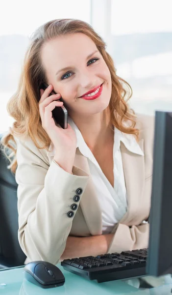 Bir telefon cevap içerik güzel iş kadını — Stok fotoğraf