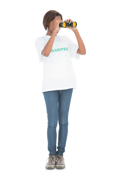 Volunteer woman looking through binoculars — Stock Photo, Image