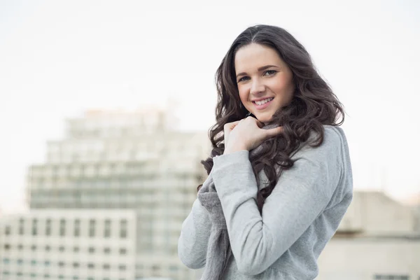 Lachende mooie brunette in winterkleren poseren — Stockfoto