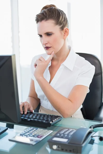 Pensativa mujer de negocios que trabaja en la computadora — Foto de Stock