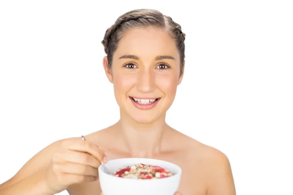 Smiling healthy model holding bowl of cereals — Stock Photo, Image