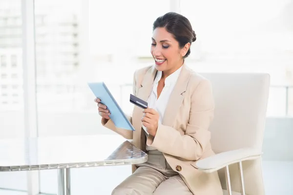 Cheerful businesswoman shopping online with tablet pc — Stock Photo, Image