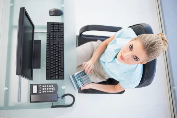 Overhead view of elegant businesswoman using calculator — Stock Photo, Image