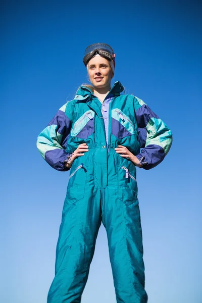 Žena nosit lyžařskou kombinézu — Stock fotografie